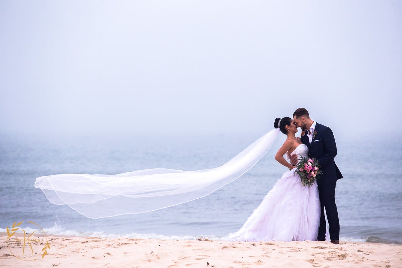 Ensaio fotográfico dos noivos na praia