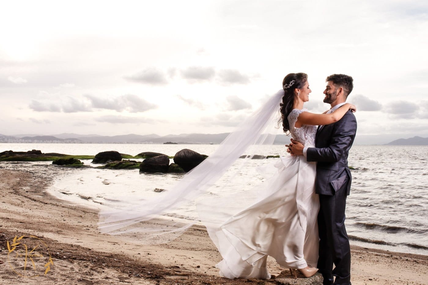 vestido de noiva na praia simples