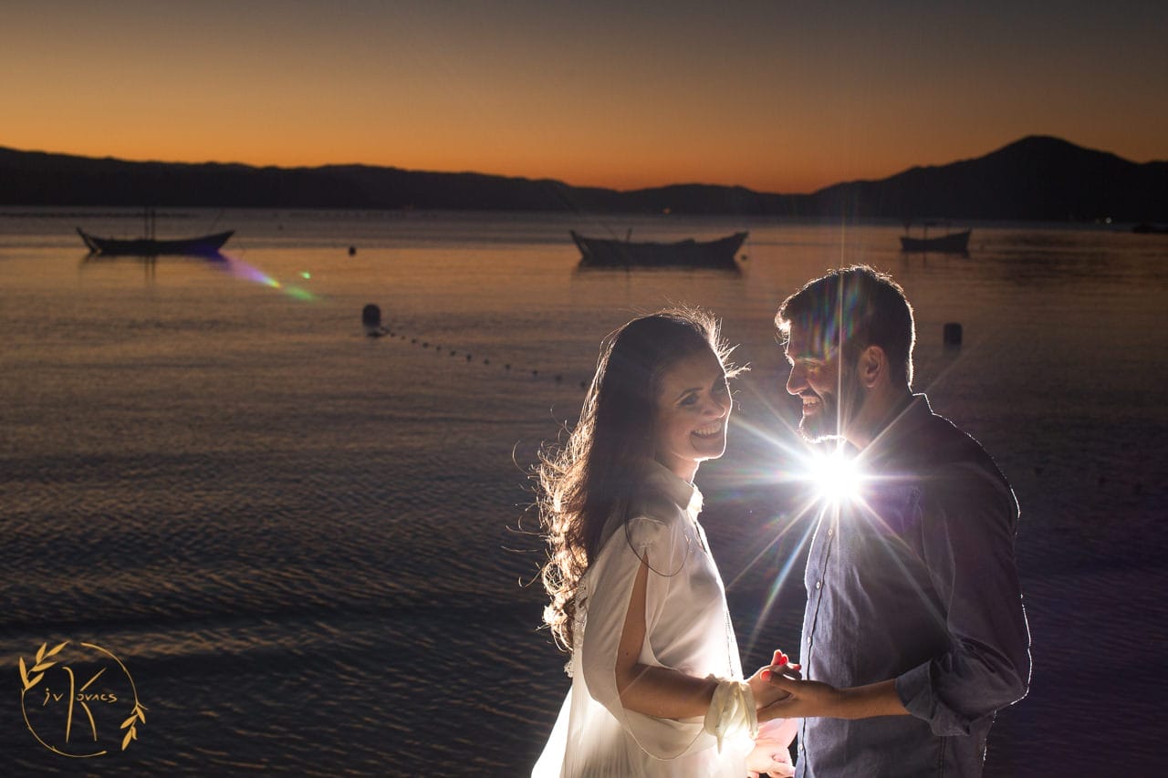 ensaio fotográfico pré casamento Florianópolis praia de sambaqui em um por do sol