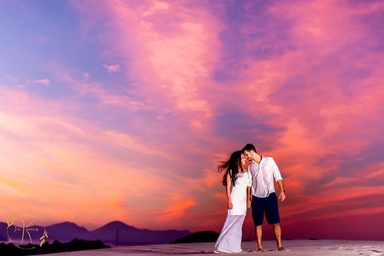 Ensaio pré casamento lindíssimo com pôr-do-sol rosado