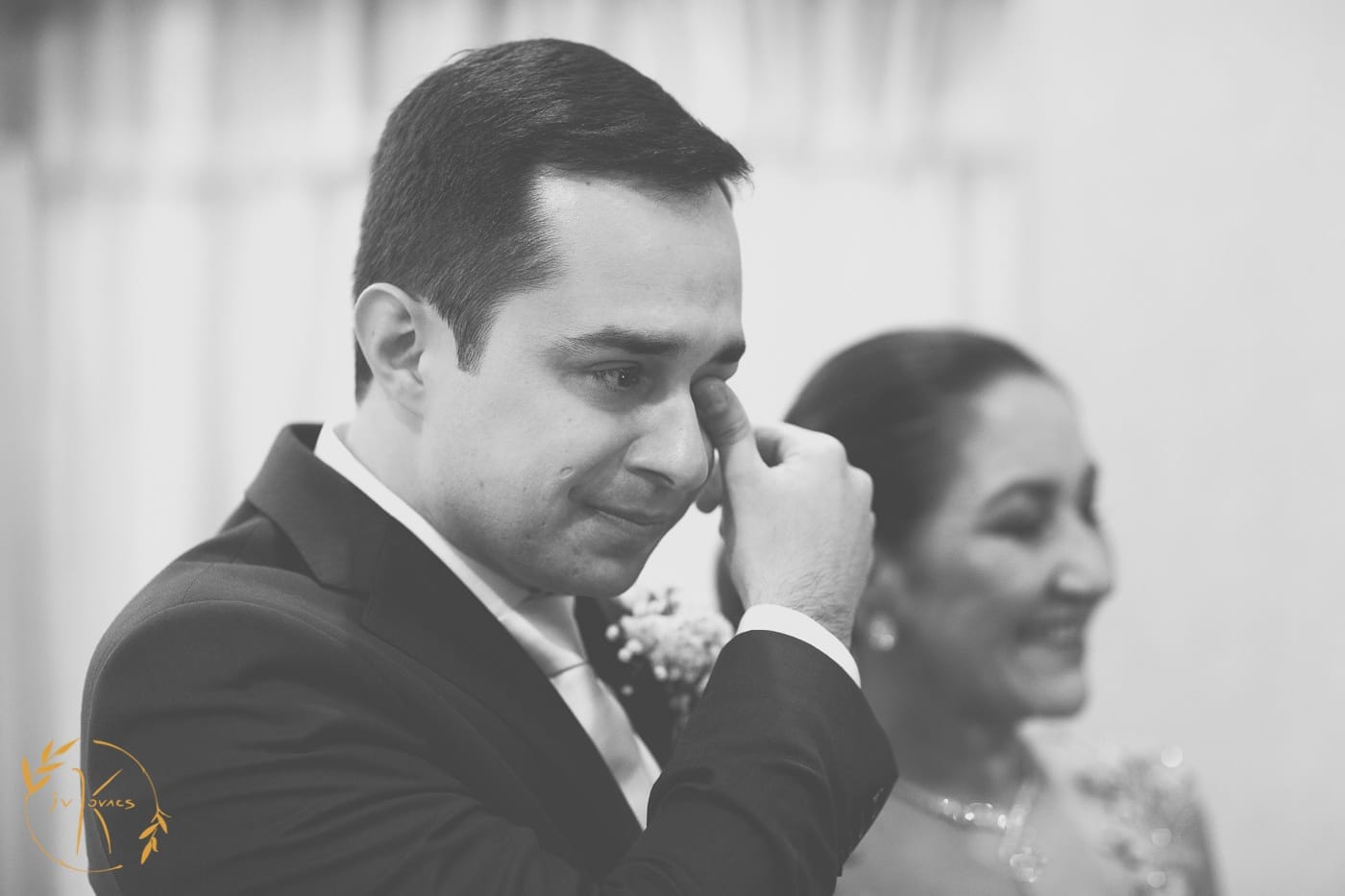 Casamento emocionante noivo chorando