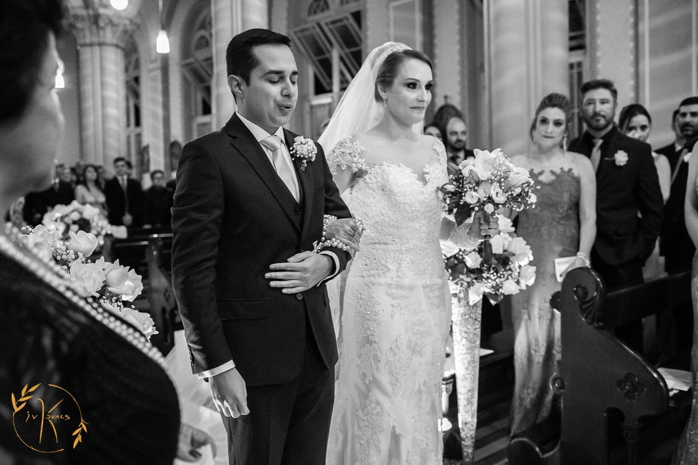 Casamento emocionante noivo chorando