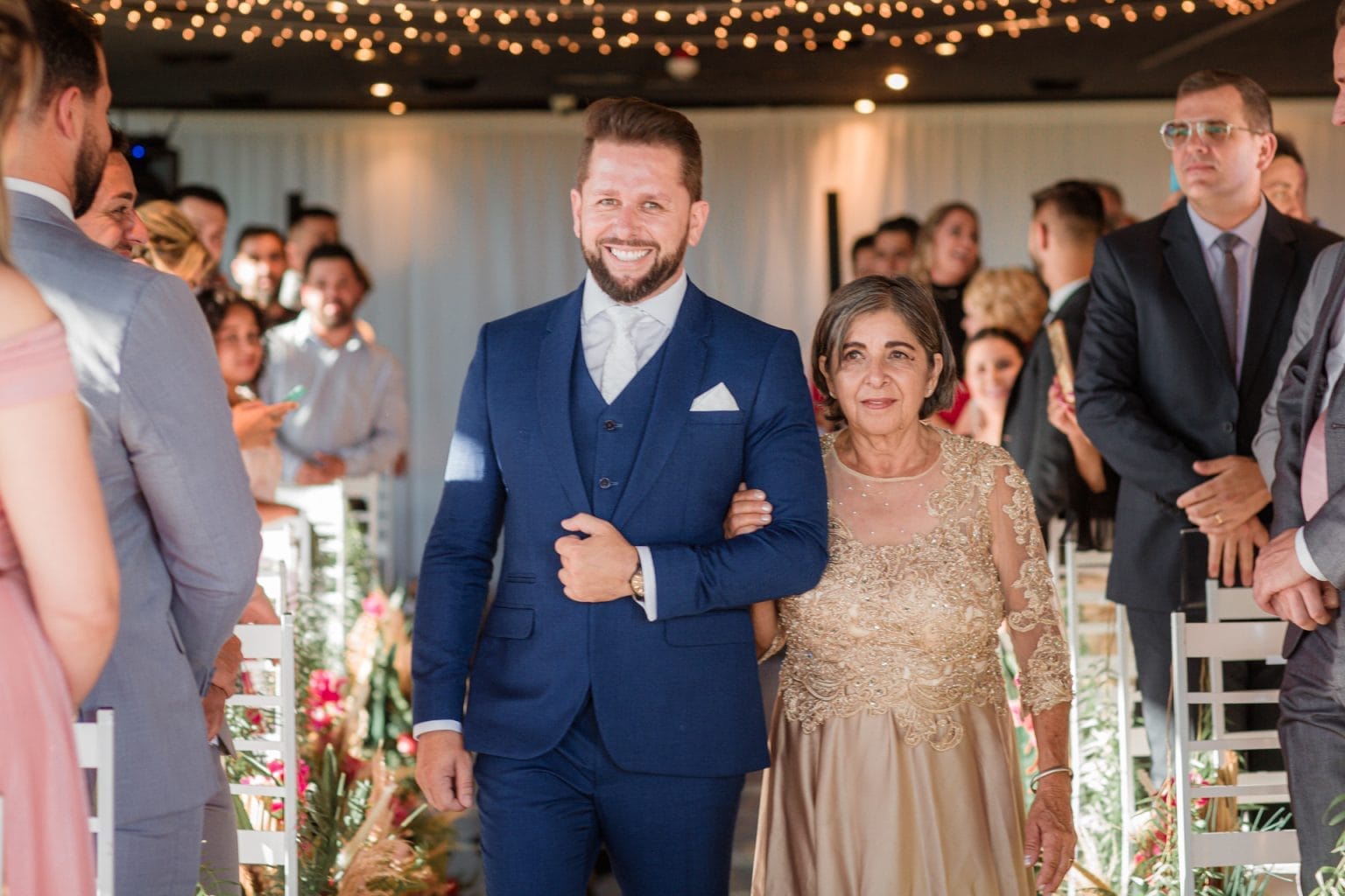 Entrada do noivo em seu casamento