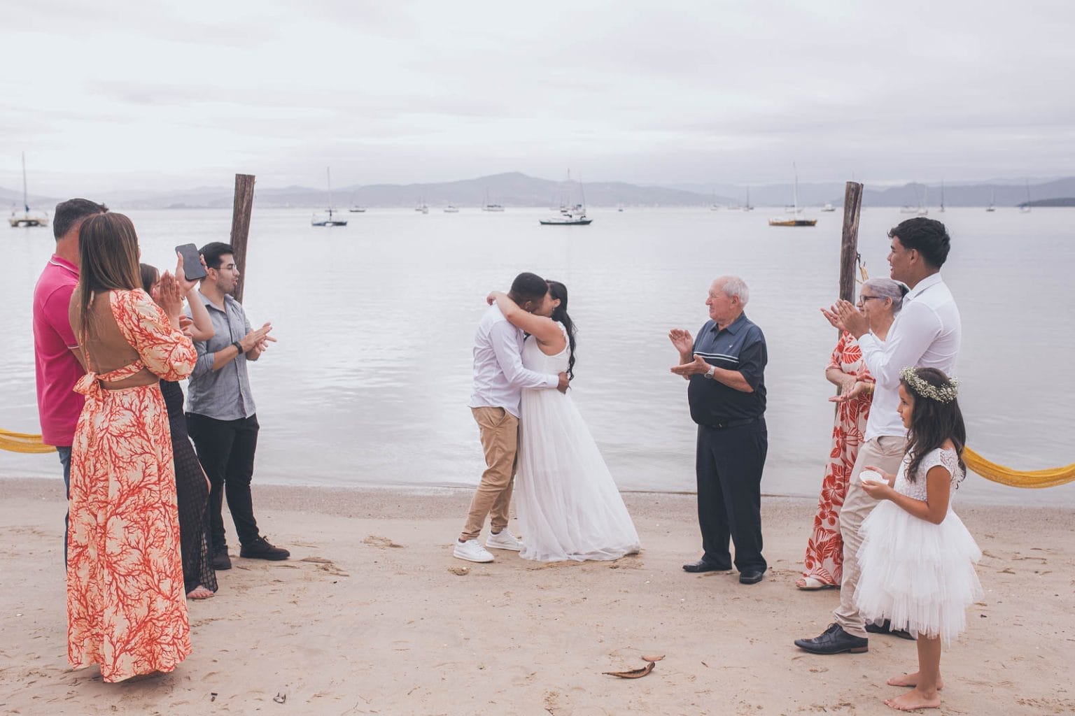 casamento na praia simples, o amor de pés descalços na areia, praia de santo antônio de lisboa, Florianópolis