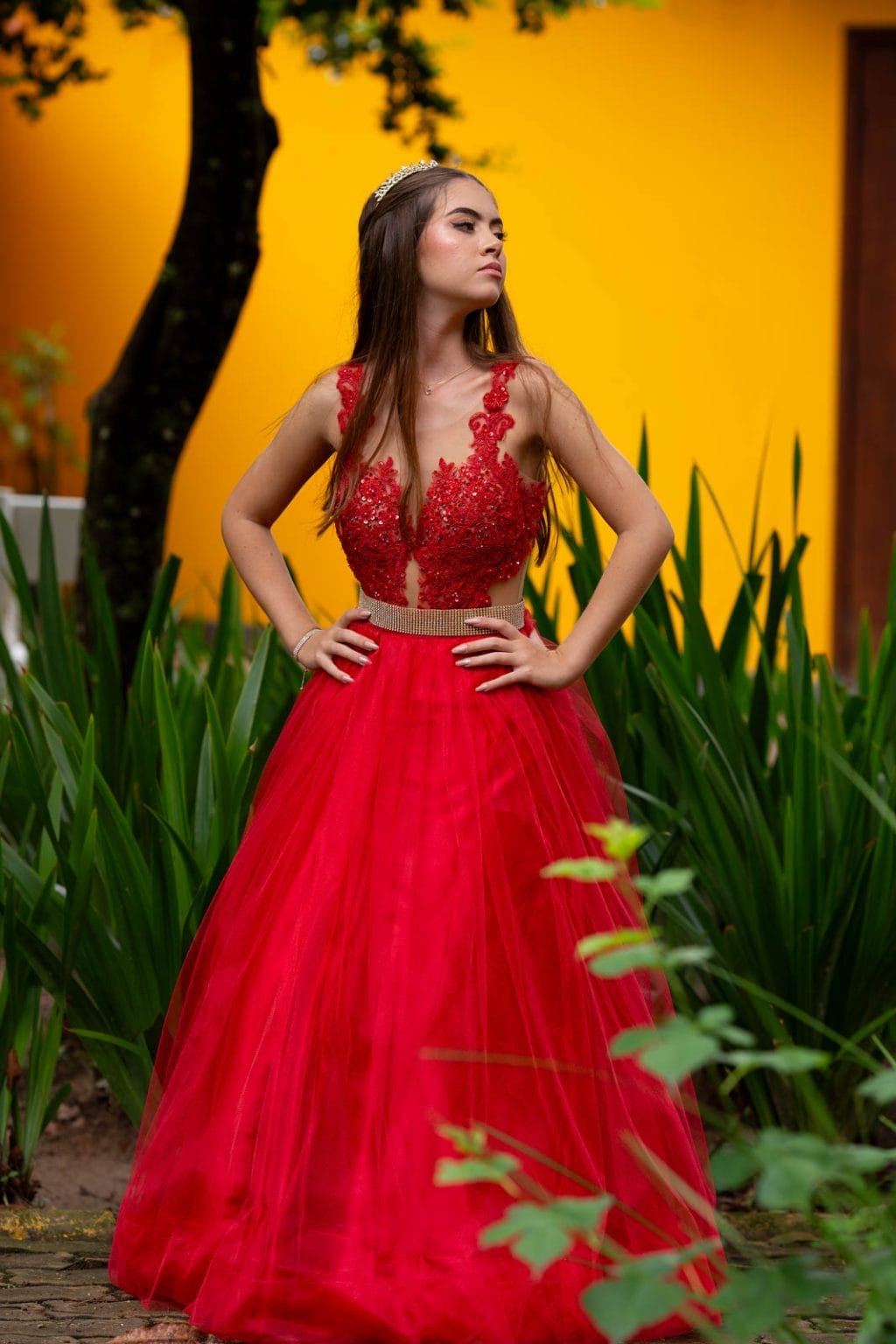vestido vermelho debutante em festa de aniversário 15 anos.